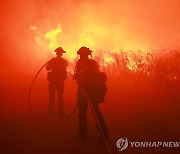 美 LA 북서부에 대형 산불…고온건조한 날씨 속 강풍 타고 확산