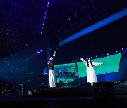 [Herald Review] AKMU reminisces past 10 years with fans