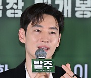 이제훈, 청룡영화상 당시 구교환에게 날렸던 ‘하트 재연’ [포토엔HD]