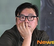 잠시 생각에 잠긴 ‘탈주’ 이종필 감독 [포토엔HD]