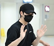 김수현, 다정한 입국 인사 [포토엔HD]