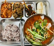 "맛있어서 가정불화 유발"…신고당한 군대 급식에 칭찬 세례