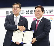 이제 속도 내는 경남·부산 행정통합…연방제 통합안 9월 나온다