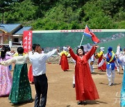 北 새집들이에 '흥겨운 춤판'…향산군 태평농장 입사모임 진행