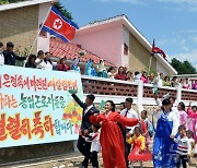 北 새살림집 입사 축하하는 주민들…"새집들이 기쁨 함께 나눈다"