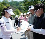 개막전 때 반짝하고 말겠지했는데…두산건설이 꺼내놓은 새로운 팬덤 문화 KLPGA투어 시그니처로 자리매김