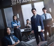 tvN '감사합니다', 단체포스터 공개…'신하균·이정하·조아람 v.s. 진구·정문성'