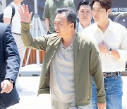 '핸섬가이즈' 이성민, 광화문에 떴다 "특별한 커피 선물…많은 사랑 부탁"