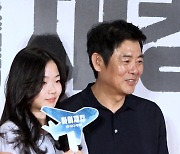 '몰라보게 잘 자랐네’ 성동일 딸 성빈 나란히 포토월에 ('하이재킹' VIP시사회)