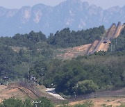 북한군, 군사분계선 또 침범…경고사격에 북상