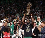 '동부의 왕' 보스턴, 댈러스 꺾고 16년 만에 NBA 정상…파이널 MVP는 제일런 브라운