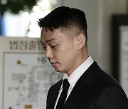 [포토]유아인, 고개 떨군채