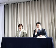 [TD포토] '변호사와 사건개요 밝히는 박세리'