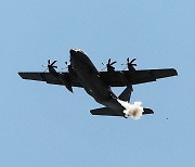 사격하는 미 특수전 항공기 AC-130J