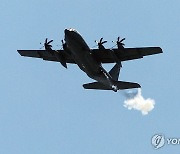 사격하는 미 특수전 항공기 AC-130J