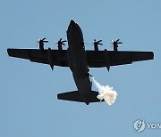 사격하는 미 특수전 항공기 AC-130J