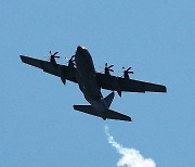 사격하는 미 특수전 항공기 AC-130J