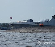 미국 '턱밑' 쿠바서 무력시위 러 핵잠수함, 5일만에 출항