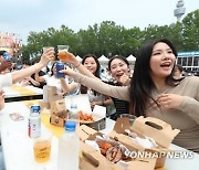 "한국인 절친 되는 비결은 gyemoim"…NYT '계모임' 조명