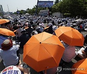 내리쬐는 햇볕에 양산 준비한 참가자들