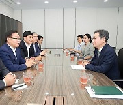 윤영빈 우주항공청장과 면담하는 홍남표 창원시장