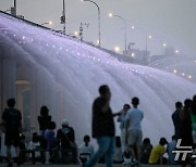 첫 폭염주의보 '열기 식히는 물줄기'