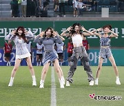 (ET포토] 아일리원, '축구장 응원 무대'