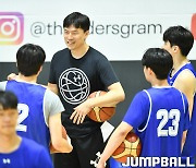 [KBL 비시즌훈련] 선수들과 미팅하는 삼성 김효범 감독