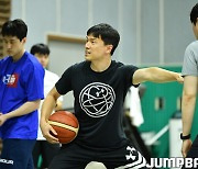 [KBL 비시즌훈련] 선수들을 지도하는 삼성 김효범 감독