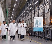 Science minister visits heavy ion accelerator in Daejeon