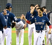 [MD포토] 손아섭 '강인권 감독 축하 받는 최다안타 타이기록의 남자'