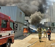 포항 공장 컨테이너서 화재… 컨테이너 1동 전소