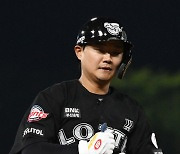 롯데 손호영, 29경기 연속 안타…KBO 단독 4위 등극