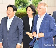 광주예술의전당 들어서는 문 전 대통령