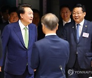 윤석열 대통령, 저출산고령사회위 회의 참석자와 인사