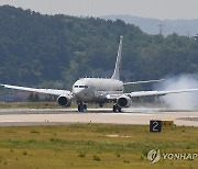 착륙하는 해군 P-8A 해상초계기