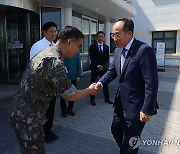 하범만 사령관과 인사하는 추경호 원내대표