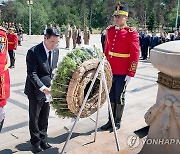 신원식 국방장관, 루마니아 무명용사의 묘 참배