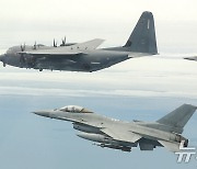 F-16 전투기와 AC-130J의 편대비행