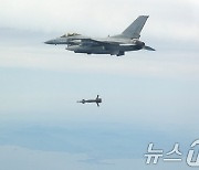 GBU-12 정밀유도폭탄 투하하는 KF-16 전투기