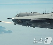 공대지미사일 발사하는 '하늘의 전함' 美 AC-130J