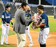 [MD포토] 손아섭 '박용택 기록을 넘은 뒤 박용택 축하 받는 전설'