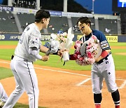 [MD포토] 손아섭 '두산 캡틴 양석환 축하 받으며'