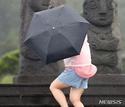 '장마 시작, 우산으로 시작하는 아침'