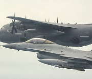 편대 비행하는 KF-16과 美 AC-130J