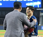 박용택 위원,'손아섭 대기록 작성 축하해' [사진]