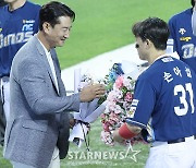 '므찌다' 손아섭이 쓴 새 역사, KBO 역대 최다 2505안타 작성... 레전드 박용택의 '감격 축하까지' [잠실 현장]