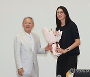 축하 꽃다발 받는 김연경