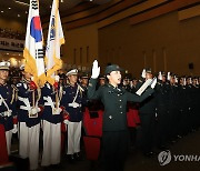 임관선서 하는 임관장교 대표 이혜원 소위