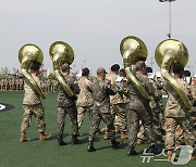 축하 비행하는 미군 헬기